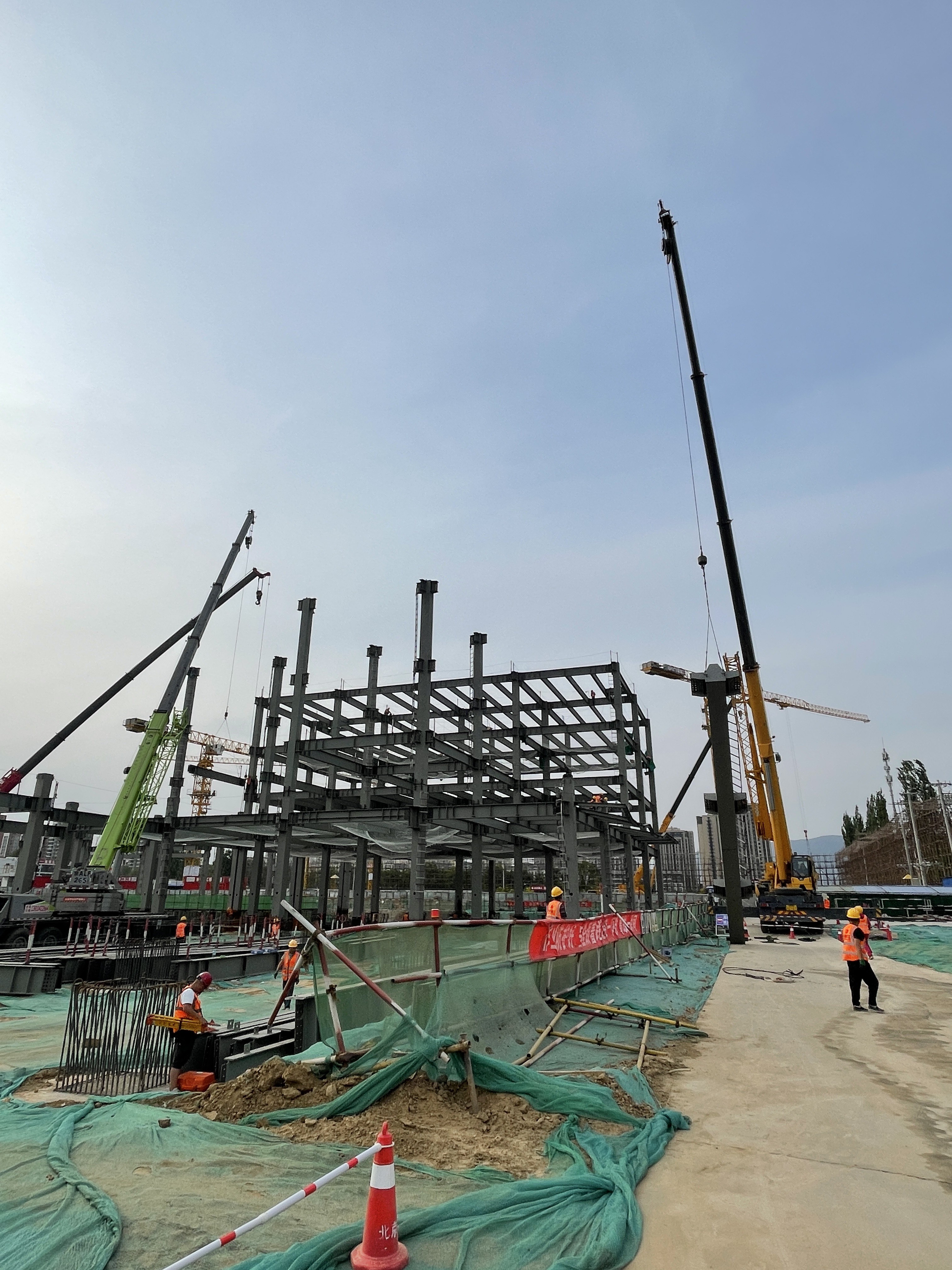 北京昌平钢结构框架施工中