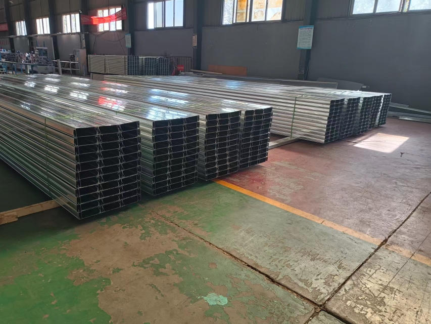 廊坊霸州工厂专业厂家加工各种镀锌檩条和压型板